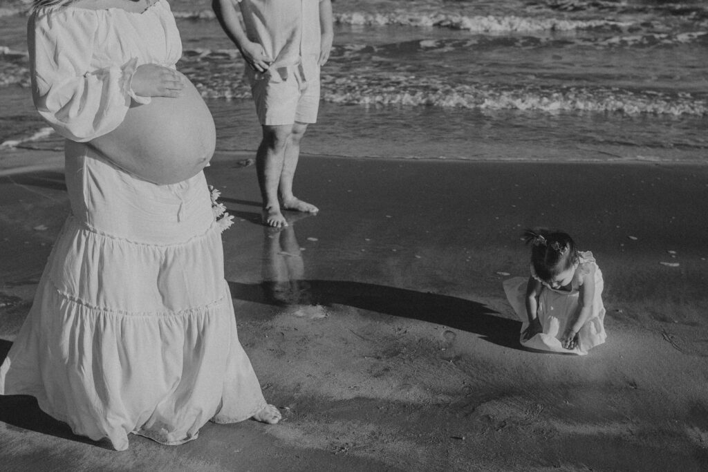 Family maternity photoshoot at the beach.